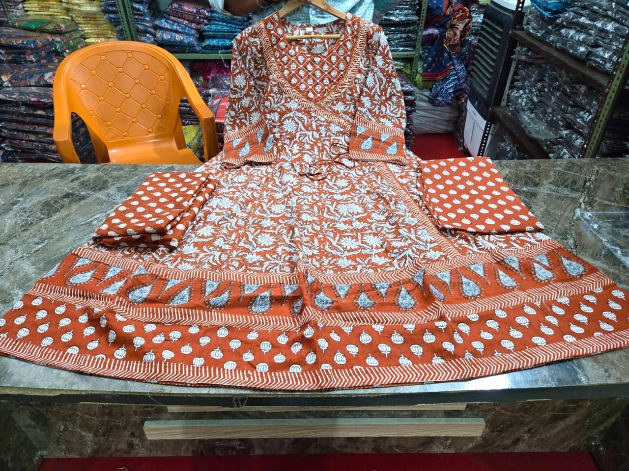 New  Anarkali kurta set with new style in saganeri  print